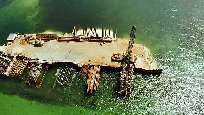 공공시설 산업 도로 바다 여행 건축양식 교통시설 노동자 풍경 사람없음 야외 물 강 쌓기 금속 기계 장비 건설현장 기둥 만 업무 운전사 망치 땅 기중기 시멘트 공학 항공촬영 건너기 랜드마크 조감도 철강 콘크리트 4K MOV 해외동영상 클립영상 자연요소 직업 교육 건축 길 뷰포인트 교통 모션 재질 건설업 공구 작업 중장비 시설 동영상 파일형식