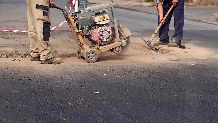 직업 손 남자 산업 도로 모션 벽돌 노동자 거리 안전 사람 야외 건물 힘 기계 손상 장비 바위 공구 업무 작업 원형 고속도로 칼날 아스팔트 땅 자르기 천 날카로움 다이아몬드 시멘트 먼지 갈기 고체 되감기 석공 조작 철강 콘크리트 4K MP4 해외동영상 클립영상 도형 건축물 길 컨셉 교통시설 신체부위 돌_바위 도구 직물 보석 동영상 파일형식