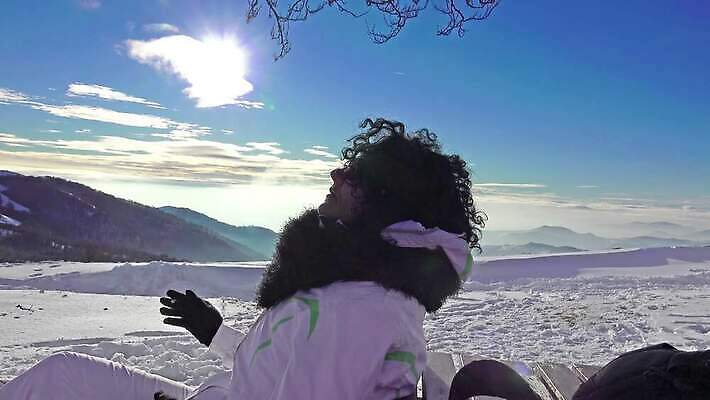 백인 라이프스타일 손 여자 얼굴 백그라운드 겨울 산 흡연 담배 건강 사람 성인 야외 햇빛 태양 일출 검은색 일몰 추위 흰색 독약 입 연기 위험 담배연기 암 중독 습관 나쁜 니코틴 마약 해로움 흡연자 중독자 4K HD MP4 해외동영상 클립영상 자연요소 서양인 계절 컬러 컨셉 생활 신체부위 노을 질병 동영상 파일형식