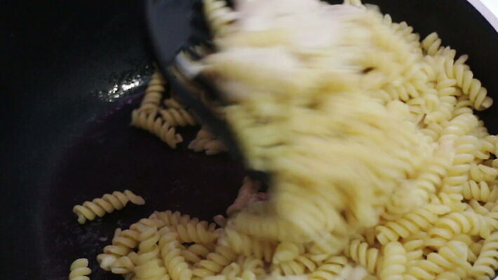 그릇 음식 컨셉 재료 파스타 실내 나선형 건강 요리 사람없음 주방 식사 저녁식사 이탈리아 흰색 면 더위 크림 메뉴 바질 건강식 쉬운 핸드메이드 맛있는 푸질리 MOV 해외동영상 클립영상 식기 유럽 컬러 무늬 식재료 날씨 서양음식 내부 동영상 파일형식