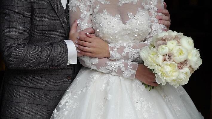 백인 라이프스타일 커플 드레스 여자 남자 꽃 행복 꽃다발 신랑 결혼 2 가족 신혼부부 포옹 결혼식 남편 키스 관리 사랑 성인 사람없음 여름 걷기 귀여움 산책 낭만 흰색 축하 가운 우아함 열정 MOV 해외동영상 클립영상 서양인 식물 부부 옷 계절 감정 컬러 컨셉 관계 안기 모션 휴식 사람 이벤트 생활 애정표현 신혼 동영상 파일형식