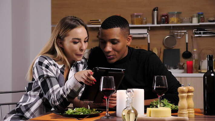 백인 라이프스타일 커플 여자 음료 음식 와인잔 촛불 가족 관계 유리 결혼식 남편 함께함 발렌타인데이 건강 사랑 앉기 사람없음 컴퓨터 알약 디지털 주방 와인 검은색 저녁식사 낭만 흰색 아내 날짜 스마트 준비 나눔 섞기 4K MOV 해외동영상 클립영상 레이스천 서양인 감정 컬러 결혼 컨셉 술잔 초 모션 데이이벤트 재질 주류 사람 생활 전자제품 약 식사 직물 동영상 파일형식