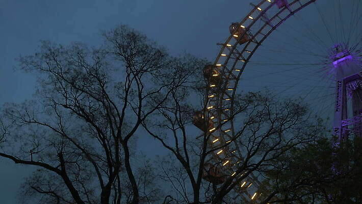 나무 공원 실루엣 여행 모션 하늘 휴식 사람없음 야외 건물 파란색 기계 기쁨 나뭇가지 도시 원형 비엔나 오스트리아 승차 그림 회전 회전목마 땅바닥 4K MOV 해외동영상 클립영상 도형 식물 건축물 공공시설 감정 유럽 컬러 컨셉 바닥 촬영기법 놀이기구 동영상 파일형식
