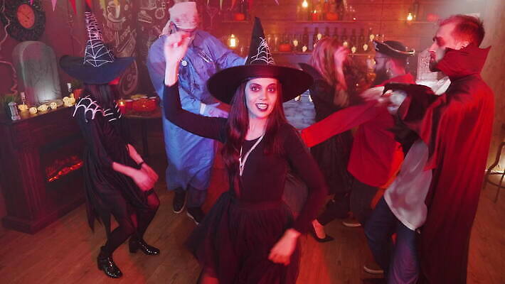 캐릭터 옷 백그라운드 휴가 조명 사람 장식 친구 청춘 파티 어둠 황혼 우정 기쁨 할로윈 의사 춤 바 그룹 야간 무서움 클럽 디스코 마녀 변장 해적 외과 10월 흡혈귀 호러 유흥 4K MOV 해외동영상 클립영상 자연요소 감정 음악 컨셉 의학 관계 문화예술 병원 이벤트 일몰 의료진 날짜 도둑 공포 동영상 파일형식