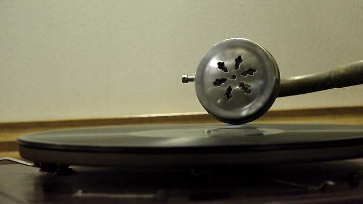 디자인 음악 백그라운드 놀이 손잡이 미술 사람없음 목재 상자 금속 확성기 소리 듣기 장비 수확 골동품 기구 춤 역사 시장 클래식 정상 향수 오브젝트 복고 오디오 축음기 비닐 턴테이블 항공촬영 고물 구식 깔대기 되감기 옛날 조작 플레이어 스타일 4K MP4 해외동영상 클립영상 나무 뷰포인트 음향기기 컨셉 농업 재료 모션 재질 문화예술 전자제품 화장품 동영상 파일형식