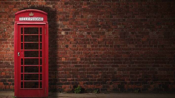 전통 영어 유럽 문화 벽 여행 모션 벽돌 영국 잉글랜드 거리 그림자 사람없음 야외 빨간색 스마트폰 상자 태양 수확 도시 역사 보행로 클래식 전화기 심볼 런던 복고 일반 부스 구식 랜드마크 옛날 스코틀랜드 4K MOV 해외동영상 클립영상 자연요소 문자 나라 길 컬러 컨셉 농업 핸드폰 스마트기기 동영상 파일형식
