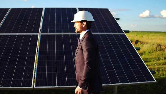 산업 컨셉 비즈니스 미래 한명 경제 태양 걷기 맑음 재활용 장비 에너지 업무 판넬 역 종업원 확인 생태계 하이테크 태양에너지 집열판 세대 패널 혁명 베터리 설치 수집가 혼자 공급 획기적 4K MP4 해외동영상 클립영상 자연요소 직업 1 교통시설 모션 날씨 기술 사람 작업 그린에너지 친환경 동영상 파일형식