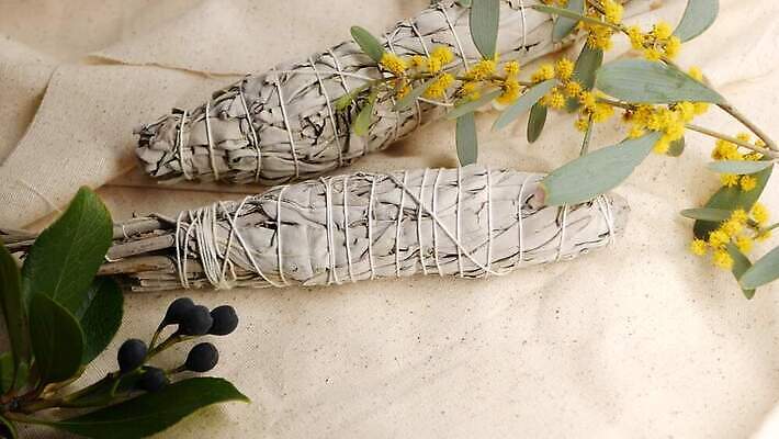 요가 휴식 사람없음 치료 미국 마법사 약재 흰색 연기 약초 샌들 신비 인도인 청소 명상 보따리 향기 향 마법 아로마테라피 내추럴 연소 세이지 자연요법 4K MP4 해외동영상 클립영상 외국인 웰빙 컬러 신발 컨셉 북아메리카 의학 동양인 약 풀_식물 냄새 테라피 동영상 파일형식