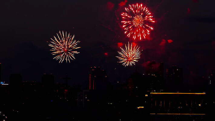 기념일 여행 백그라운드 하늘 불 휴가 불꽃 기념 폭죽 불꽃놀이 이벤트 사람없음 빨간색 물 빛 강 컬러풀 파티 축제 기쁨 축하 도시 야간 저녁 쇼 경례 스카이라인 광 크리스마스이브 4K MOV 해외동영상 클립영상 자연요소 감정 컬러 컨셉 크리스마스 놀이 인사 동영상 파일형식