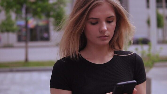 직업 라이프스타일 여자 행복 도로 얼굴 인터넷 비즈니스 건축양식 사업가 성공 모바일 거리 세포 한명 사람 성인 야외 금융 스마트폰 핸드폰 금발 햇빛 걷기 봄 도시 작업 비즈니스우먼 메시지 우아함 도심 무선전화기 스마트 지역 온라인 진짜 채팅 4G MOV 해외동영상 슬로모션 클립영상 1 헤어스타일 계절 건축 감정 길 컨셉 교통시설 모션 촬영기법 IT 생활 신체부위 경제 전자제품 스마트기기 태양 직장인 전화기 동영상 파일형식