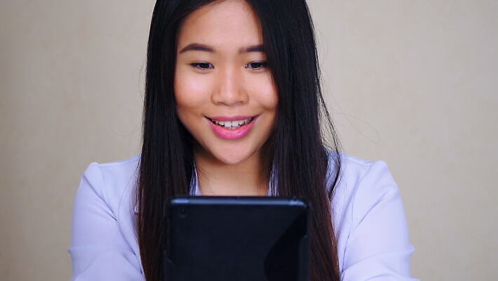 직업 라이프스타일 여자 행복 인터넷 통신 관계 회의 모바일 주택 기술 실험 대화 한명 사람 동양인 태블릿 알약 디지털 웹 듣기 의사 코트 흰색 잡기 무선전화기 동료 상담 부름 멀리 온라인 동영상 패드 채팅 치료사 4K MOV 해외동영상 클립영상 1 감정 컬러 비즈니스 모션 말하기 인종 건물 생활 전자제품 스마트기기 약 외투 의료진 전화기 파일형식