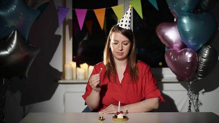 백인 모자 1 여자 기념일 탁자 휴가 아파트 주택 기념 한명 사람 성인 장식 컬러풀 파티 케이크 슬픔 축하 생일 기다림 좌절 고독 불기 호루라기 컵케이크 지루함 싱글 타격 혼자 4K MOV 해외동영상 클립영상 서양인 잡화 감정 컬러 가구 컨셉 모션 디저트 이벤트 건물 동영상 파일형식