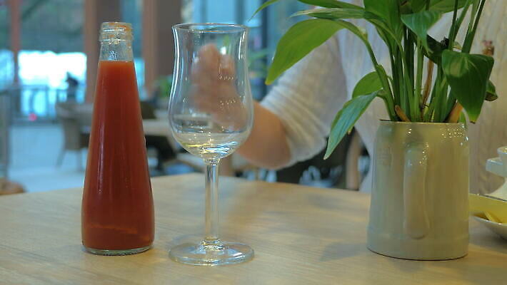 손 꽃 음료 과일 유리 탁자 건강 사람 사람없음 신체부위 식당 주스 카페 신선 붓기 갈증 카페테리아 무알코올 4K MOV 해외동영상 클립영상 식물 가구 모션 재질 상점 동영상 파일형식