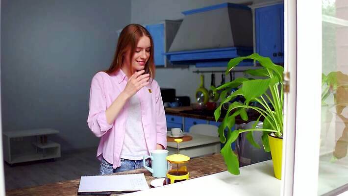 1 여자 커피 음료 생각 창문 휴식 주택 실내 한명 서기 미소 웃음 사람 성인 내부 컵 인테리어 뷰티 주방 꿈 방 머그컵 잡기 오픈 기다림 닫기 차 내추럴 스타일 4K MP4 해외동영상 클립영상 식기 디자인 컨셉 모션 표정 건물 동영상 파일형식