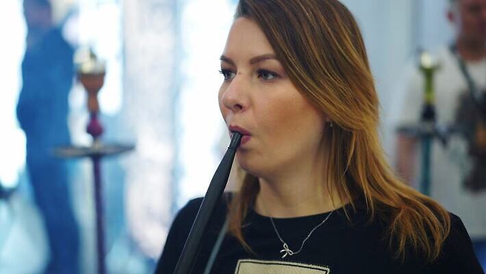 모델 라이프스타일 행복 얼굴 담배 건강 사람없음 섹시 파티 귀여움 기쁨 추위 사발 고급 연기 불기 클럽 파이프 아로마 호스 중독 습관 니코틴 석탄 흡연자 4K MOV 해외동영상 클립영상 감정 컨셉 모션 흡연 이벤트 생활 신체부위 사기그릇 동영상 파일형식