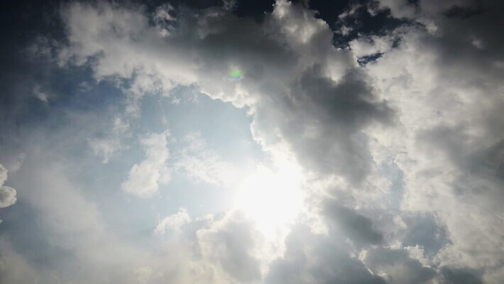 구름 컬러 백그라운드 자연 하늘 날씨 풍경 사람없음 야외 가로 여름 파란색 빛 햇빛 태양 뷰티 우주 환경 흰색 전원 분위기 장면 천국 솜털 스카이라인 내추럴 오존 적란운 천창 유일 4K 타임랩스 MOV 해외동영상 클립영상 자연요소 계절 컨셉 촬영기법 전기에너지 생태계 동영상 파일형식 구름_자연