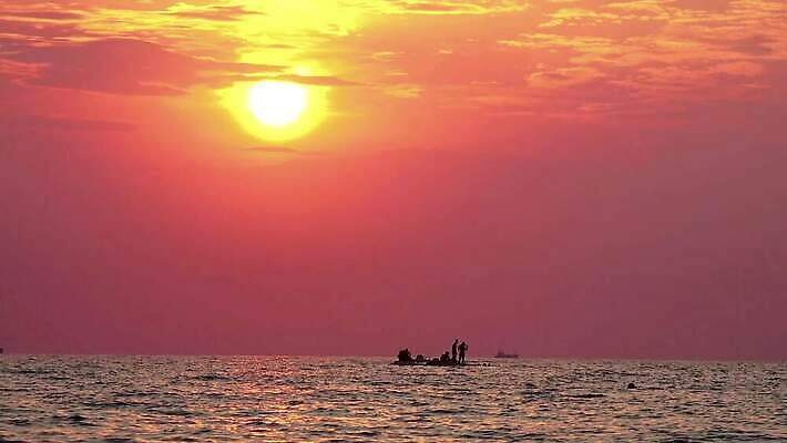 어린이 바다 백그라운드 가족 아프리카 사람 사람없음 물 검은색 일몰 자녀 폭력 보트 고독 위험 가난 이슬람교 사건 버리기 기아 전쟁 칠면조 난민 노숙자 소셜 시리아 적자 혼자 수평선 이민 남용 국경 4K HD MP4 해외동영상 클립영상 자연요소 감정 나라 종교 컬러 이동 컨셉 배_교통 중동 관계 모션 조류 노을 사회이슈 동영상 파일형식