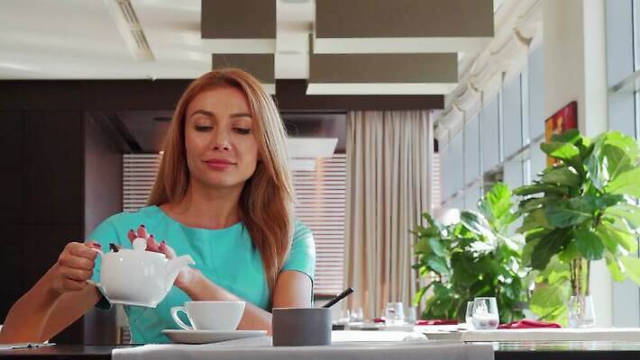 라이프스타일 커플 기념일 음료 결혼 컨셉 2 통신 가족 관계 포옹 결혼식 남편 친절 함께함 한명 식당 우정 카페 낭만 잡기 아내 날짜 차 아침식사 결합 갈증 카페테리아 공유 유대감 정확 4K MOV 해외동영상 클립영상 1 안기 모션 사람 이벤트 생활 친구 상점 식사 동영상 파일형식