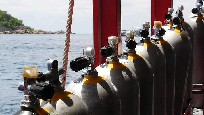 주간 바다 섬 여행 태국 휴가 항해 취미 사람없음 물 세트 금속 맑음 수중 장비 탐험 수상스포츠 보트 휴양지 다이빙 함선 탱크 수납 기어 산소 봉인 실린더 압력 압축 줄서기 4K MP4 해외동영상 클립영상 자연요소 아시아 스포츠 배_교통 모션 재질 날씨 수영 장소 원소 동영상 수중스포츠 파일형식