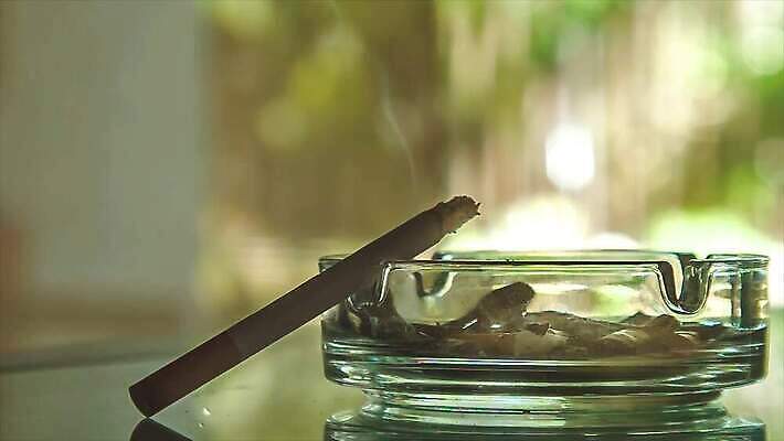 라이프스타일 손 백그라운드 컨셉 유리 탁자 불 쟁반 흡연 담배 건강 사람없음 약 검은색 흰색 연기 위험 담배꽁초 재떨이 암 중독 습관 연소 나쁜 그만 니코틴 돌봄 마약 재 필터 해로움 화상 흡연자 중독자 4K MP4 해외동영상 클립영상 자연요소 컬러 가구 의학 모션 재질 생활 신체부위 질병 상처 동영상 파일형식