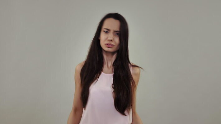 백인 라이프스타일 긴머리 여자 백그라운드 손가락 실내 한명 사람 20대 성인 뷰티 분노 짜증 표현 중앙 나쁜 표현성 밀레니얼 4K MOV 해외동영상 클립영상 서양인 1 헤어스타일 손 감정 청년 내부 생활 경제 동영상 파일형식