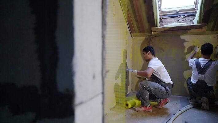 직업 산업 벽 표면 노동자 아파트 주택 돌담 내부 건물 세명 기계 방 장비 덮개 재산 끝 수리 믹서 시멘트 스프레이 분무기 부활 펌프 개발 건축업자 계약자 마무리 미장 석고 섞기 자동 콘크리트 4K MOV 해외동영상 클립영상 건축물 건축 사람 금융 담장 뚜껑 돌_바위 계약 동영상 파일형식