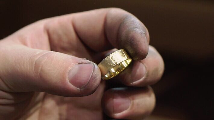 백인 직업 손 디자인 산업 장신구 공장 불 노동자 기술 관리 창조 빛 금속 장비 공구 반지 잡기 업무 작업실 황금 고급 수리 제조 은색 상품 보석 만들기 다이아몬드 고정 닦기 판화 공예가 백금 MOV 해외동영상 클립영상 자연요소 서양인 컬러 컨셉 공업 모션 재질 미술 신체부위 도구 작업 광석 동영상 파일형식