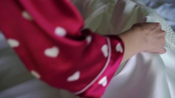 백인 손 드레스 옷 여자 딸 리본 결혼 신혼부부 결혼식 기념 이벤트 성인 유행 귀여움 낭만 흰색 축하 가운 고급 우아함 닫기 묘사 들러리 착용 코르셋 헬프 스타일 놓기 MOV 해외동영상 클립영상 서양인 부부 컬러 컨셉 가족 모션 사람 신체부위 도움 신혼 동영상 하객 파일형식