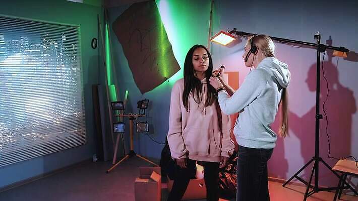 직업 캐릭터 실내 여러명 장식 빛 세트 장비 발사 승무원 필름 영화 장면 다인종 동영상 책임자 반사경 단절 프로듀서 4K MOV 해외동영상 슬로모션 클립영상 다수 문화예술 촬영기법 사람 인종 내부 파일형식