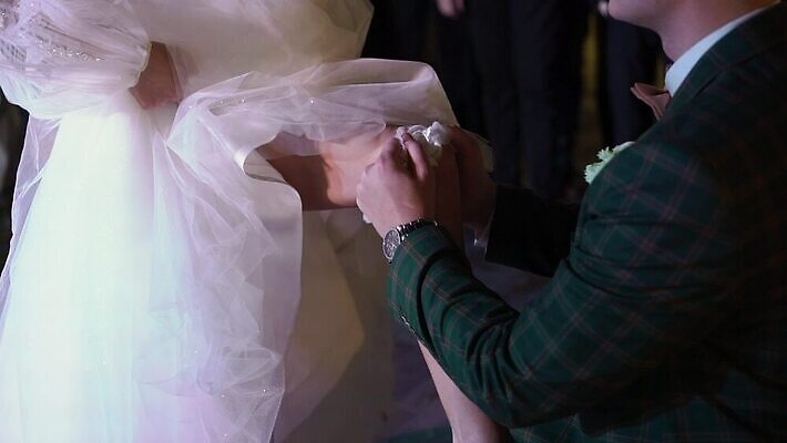 백인 커플 드레스 여자 남자 신랑 결혼 신혼부부 결혼식 사랑 사람없음 귀여움 낭만 흰색 축하 가운 던지기 가터벨트 MOV 해외동영상 클립영상 서양인 부부 옷 감정 컬러 컨셉 관계 모션 사람 이벤트 벨트 신혼 동영상 파일형식