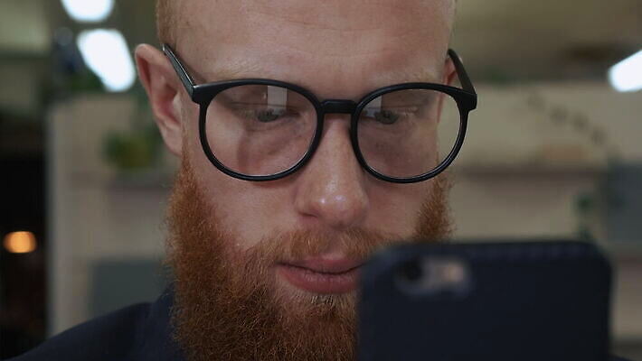 직업 남자 안경 얼굴 사업가 성공 수염 세포 실내 한명 미소 사람 성인 스마트폰 핸드폰 사무실 독서 디지털 스크린 타이핑 잡기 작업 네트워크 메시지 이메일 연결 전화기 스마트 경영자 바쁨 긍정 창업 나눔 빨간머리 패드 소셜 지원 프로그래머 4G 4K MOV 해외동영상 클립영상 1 헤어스타일 잡화 컨셉 비즈니스 모션 표정 IT 내부 신체부위 전자제품 스마트기기 리더 자영업 동영상 파일형식