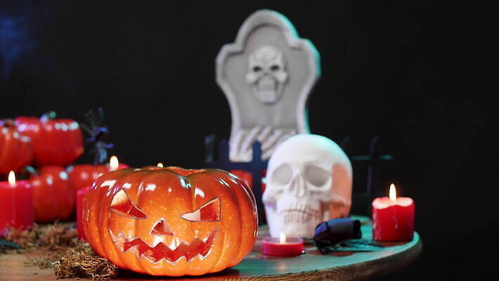 디자인 음료 백그라운드 컨셉 탁자 호박 불 휴가 불꽃 실내 사람없음 장식 빛 파티 머리 검은색 어둠 침묵 황혼 할로윈 가을 등불 축하 연기 야간 신비 무서움 촛대 거미 잭 목각 빛망울 10월 잭오랜턴 정물화 해골모형 호러 4K MOV 해외동영상 클립영상 자연요소 계절 감정 컬러 가구 곤충 채소 조명 이벤트 내부 신체부위 모형 소리 일몰 날짜 그림 공포 동영상 파일형식