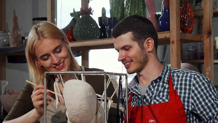 직업 전통 커플 행복 문화 조각 지도 데이트 사업가 성공 휴식 창조 미술 취미 두명 학습 교사 업무 도움 도자기 가르침 작업실 제조 냄비 공예 예술가 점토 수공예 도예가 조각가 핸드메이드 헬프 4K MOV 해외동영상 클립영상 교육 감정 컨셉 관계 문화예술 사람 작업 솥 동영상 파일형식