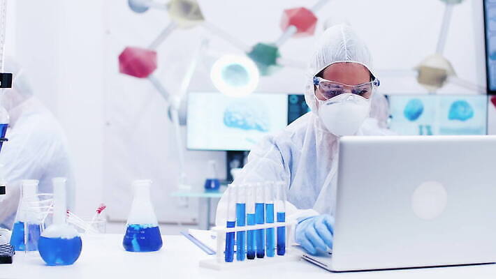 여자 산업 과학 유니폼 실험 사람없음 파란색 노트북 컴퓨터 장비 코트 타이핑 작업 실험실 연구원 과학자 분석 보고서 화학물질 4K MOV 해외동영상 클립영상 직업 옷 컬러 컨셉 사람 전자제품 외투 화학 동영상 학자 파일형식