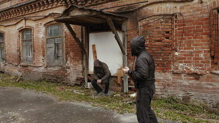 백인 남자 무기 벽 백그라운드 2 벽돌 거리 가면 사람 두명 검은색 야구 덮개 분노 표현 도시 폭력 기다림 방어 범죄 위험 절도 싸움 박쥐 지역 불만 깡패 4K MOV 해외동영상 클립영상 서양인 감정 컬러 컨셉 포유류 모션 어류 구기 뚜껑 사회이슈 동영상 파일형식