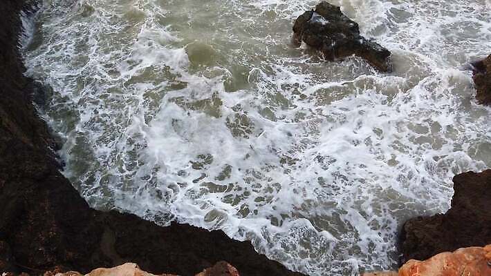 파도 바다 자연 조류 하늘 바람 날씨 사람없음 물 파란색 힘 절벽 흰색 거친 서핑 떨어짐 위험 분무기 폭풍 폭풍우 4K MOV 해외동영상 슬로모션 클립영상 자연요소 동물 컬러 컨셉 촬영기법 수상스포츠 비_날씨 자연재해 생태계 동영상 파일형식