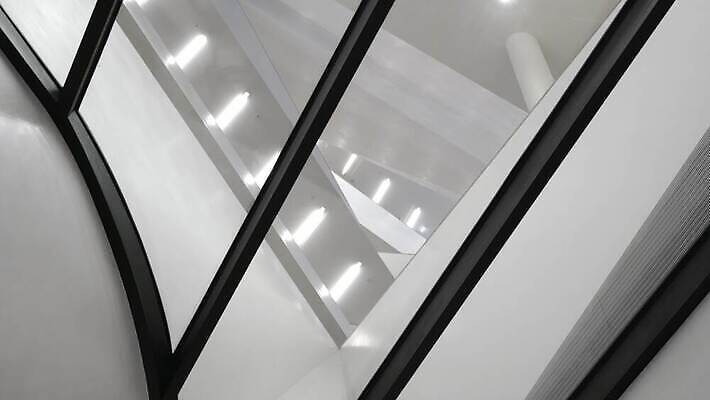 디자인 벽 백그라운드 비즈니스 건축양식 유리 지붕 미래 새로움 바닥 독일 실내 미술 사람없음 내부 건물 빛 반사 계단 금속 콘서트 흰색 도시 복도 정상 천장 튜브 기하학 빛망울 철강 함부르크 2017년 4K MOV 해외동영상 클립영상 건축물 건축 유럽 컬러 컨셉 무늬 재질 문화예술 공연 연도 동영상 파일형식