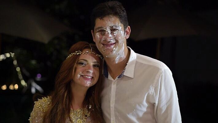 백인 커플 드레스 여자 기념일 남자 얼굴 음식 조각 신랑 결혼 신혼부부 결혼식 디저트 키스 사탕 사랑 두명 귀여움 케이크 흰색 가운 생일 야간 저녁 빌라 즐거움 발리 인도네시아 MOV 해외동영상 슬로모션 클립영상 자연요소 서양인 부부 옷 감정 아시아 컬러 섬 컨셉 관계 주택 촬영기법 사람 이벤트 신체부위 애정표현 신혼 동영상 파일형식