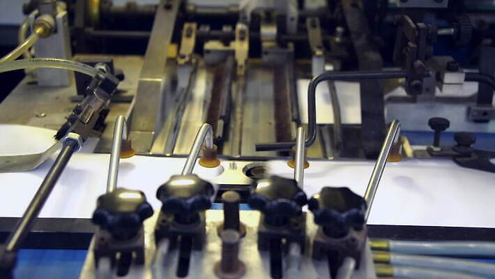 산업 종이 비즈니스 통신 공장 모션 새로움 잉크 흑백 타이포그라피 사람없음 책 쌓기 금속 기계 긴급 업무 신문 제조 잡지 인쇄 묘사 상업 페이지 언론 시스템 공학 방법 실린더 조종장치 출판 컨베어밸트 4K MOV 해외동영상 클립영상 문자 교육 컨셉 공업 재질 촬영기법 간행물 장비 작업 뉴스 동영상 파일형식