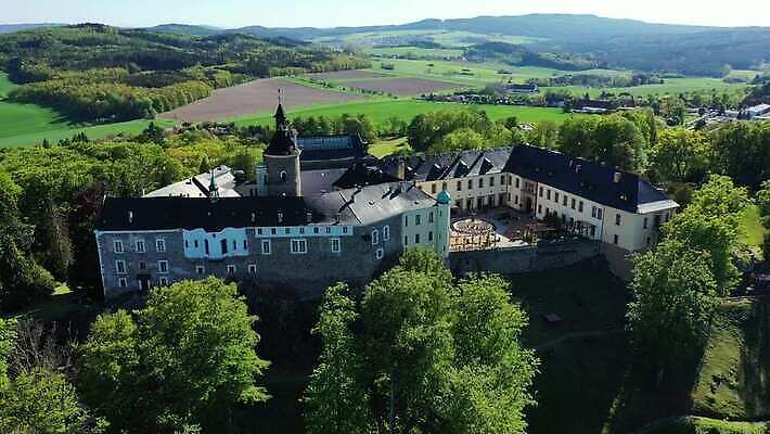외관 공원 여행 건축양식 주택 안테나 파노라마 풍경 사람없음 야외 건물 탑 정원 궁전 바위 시골 성 중세 역사 숲 체코 고딕 랜드마크 르네상스 보헤미아 안뜰 옛날 왕국 조감도 4K MP4 해외동영상 클립영상 건축물 공공시설 건축 유럽 고건축 통신 촬영기법 돌_바위 동영상 파일형식