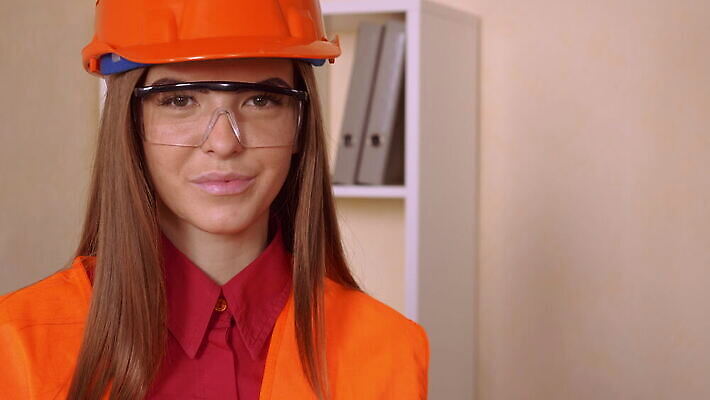 백인 직업 모자 손 응시 여자 행복 산업 포즈 유니폼 오렌지 청소년 성공 노동자 실내 한명 미소 사람 20대 30대 화물 최고 조끼 엔지니어 보호 건축가 디자이너 종업원 사인 공학 개발 건축업자 4K MOV 해외동영상 클립영상 서양인 1 시선 잡화 옷 교육 건축 감정 컨셉 과일 표정 청년 내부 신체부위 장년 외투 운송업 기술자 동영상 파일형식