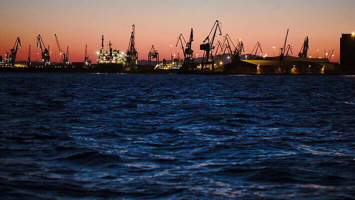 산업 물결 바다 교통시설 조명 거리 파노라마 사람없음 물 빛 항구 어둠 황혼 일몰 새벽 화물 업무 저녁 기중기 포트 MOV 해외동영상 클립영상 자연요소 교통 촬영기법 노을 운송업 작업 중장비 야간 시설 동영상 파일형식
