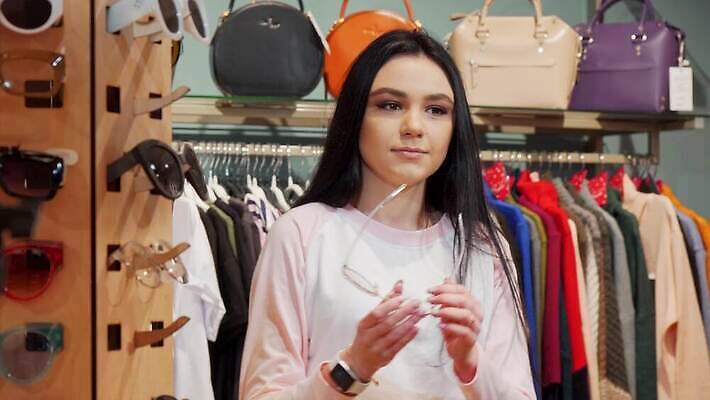 라이프스타일 행복 안경 돈 프레임 한명 쇼핑 유행 판매 세일 상점 기쁨 센터 보호 구매 쇼핑몰 고객 시력 비전 노력 안과 소매 시력검사 돌봄 부티크 쇼퍼홀릭 자외선 스타일 검안사 4K MOV 해외동영상 클립영상 직업 1 잡화 감정 컨셉 모션 병원 사람 생활 재산 검사_조사 동영상 파일형식 안경사