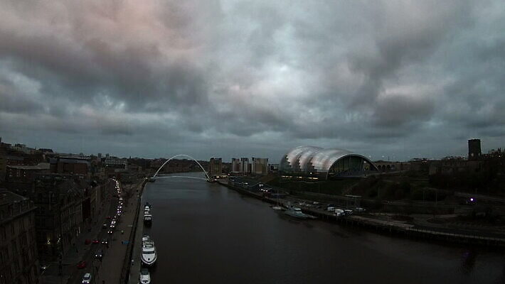 구름 영어 유럽 건축양식 하늘 영국 잉글랜드 사람없음 야외 건물 물 강 황혼 새벽 도시 센터 저녁 강가 부둣가 랜드마크 세이지 HD 타임랩스 MOV 해외동영상 클립영상 자연요소 문자 건축물 건축 나라 촬영기법 항구 일몰 야간 동영상 파일형식
