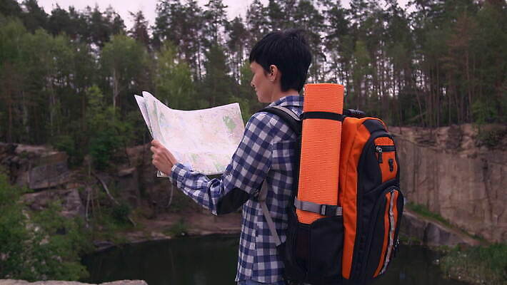 라이프스타일 호수 여행 지도 배낭 휴가 휴식 짧은머리 산 갈색머리 한명 사람 야외 물 여행객 골짜기 등산 트래킹 하이킹 시골 백패커 산악가 하이커 4K MOV 해외동영상 클립영상 자연요소 1 헤어스타일 컨셉 가방 자연 레저 생활 동영상 파일형식