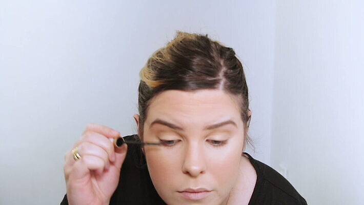 백인 모델 직업 응시 여자 얼굴 백그라운드 한명 사람 성인 뷰티 유행 카메라 화장품 거울 흰색 붓 화려 우아함 가루 눈썹 속눈썹 볼터치 피부 입술 마스카라 윤곽 예술가 아이섀도 내추럴 넣기 방법 아이라이너 연지 스타일 신청 MOV 해외동영상 클립영상 서양인 1 시선 컬러 컨셉 모션 신체부위 전자제품 화장 동영상 파일형식