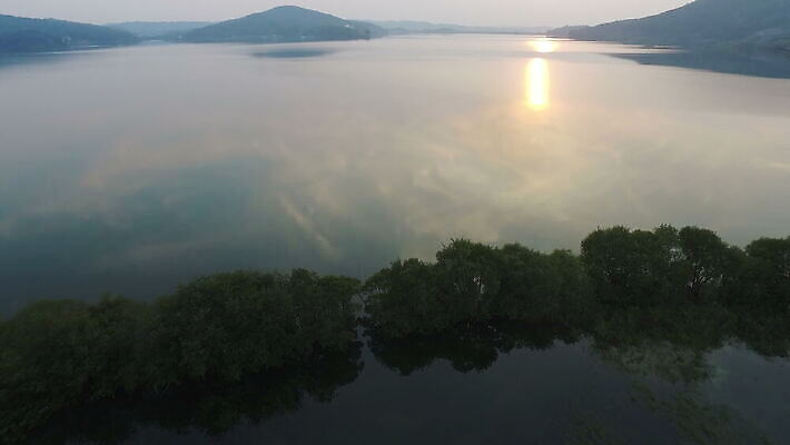 계절 공원 호수 여행 백그라운드 자연 하늘 낚시 휴가 산 한국 안테나 사람없음 야외 빨간색 초록색 물 파란색 태양 노란색 일출 계곡 일몰 저수지 언덕 수로 커뮤니티 스카이라인 남쪽 내추럴 드론 밭일 수평선 4K MOV 해외동영상 클립영상 자연요소 공공시설 아시아 컬러 통신 레저 노을 방향 생태계 동영상 파일형식