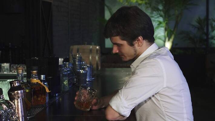 라이프스타일 웰빙 남자 여유 음료 유리 성공 휴가 휴식 주류 실내 한명 성인 파티 식당 축제 카페 알코올 바 고급 야간 저녁 계산대 클럽 싱글 주말 숙취 위스키 총각 혼자 스타일 유흥 4K MOV 해외동영상 클립영상 자연요소 1 감정 컨셉 재질 사람 이벤트 내부 생활 상점 동영상 파일형식