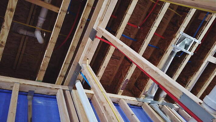 디자인 공공시설 산업 선 건축양식 주택 프레임 사람없음 내부 건물 목재 파란색 금속 장비 욕실 업무 수리 연결 플라스틱 천 서비스 파이프 시스템 튜브 배수구 배관공 설치 리모델링 파이프라인 공급 4K MOV 해외동영상 클립영상 나무 건축물 건축 컬러 재료 재질 직물 작업 시설 파이프_관 동영상 파일형식