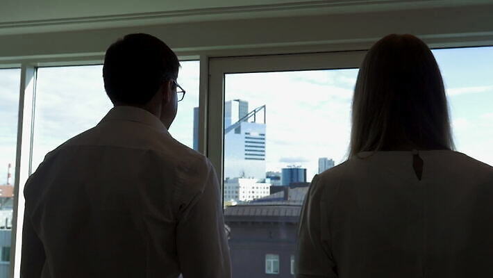 응시 유럽 2 비즈니스 건축양식 사업가 창문 실내 사람 사람없음 도시풍경 사무실 방 거래 도시 비즈니스맨 비즈니스우먼 토론 무선전화기 에스토니아 프로젝트 MOV 해외동영상 클립영상 직업 시선 여자 남자 건축 나라 풍경 내부 직장인 전화기 동영상 파일형식